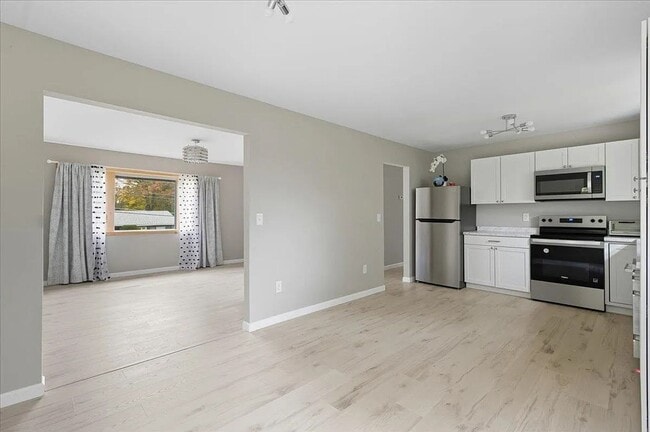 Building Photo - Gorgeous 5BR Home with Multi-Level Living, Storage Loft, and 7 Parking Spaces