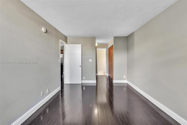 Building Photo - 2701 Riverside Dr