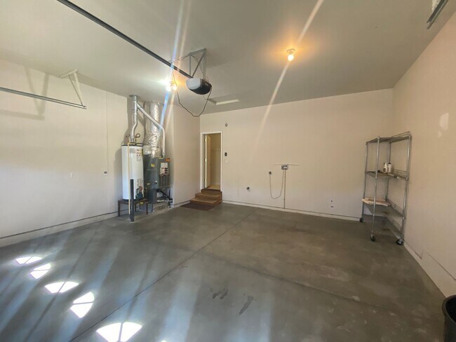 Building Photo - Single Level Charmer, SE Bend Established ...