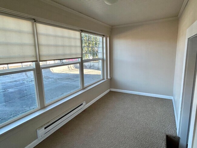 Building Photo - 2156 6th Ave W