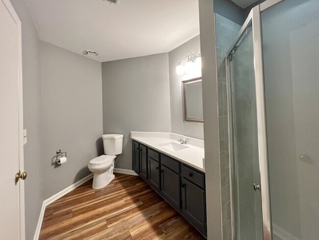 Building Photo - Freshly Updated Condo!