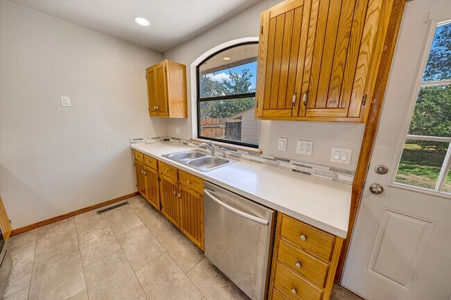 Building Photo - 1350 N 17th St