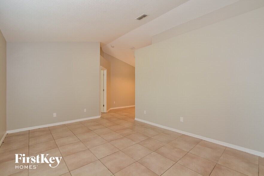 Building Photo - 1066 Ireland Dr