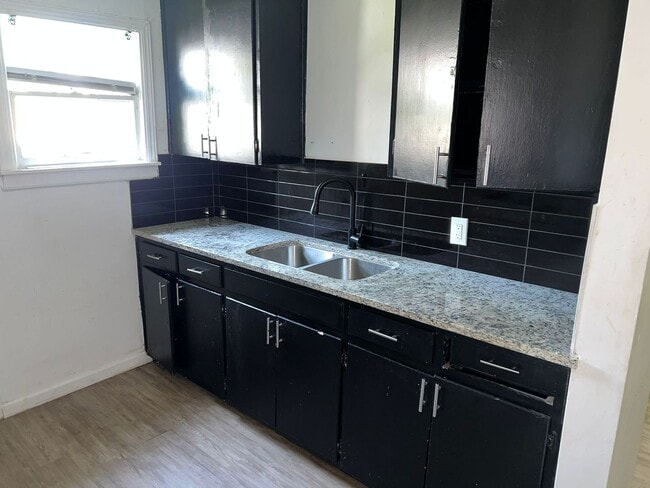 Building Photo - For Rent: Charming 2 Bed / 1 Bath Duplex with Backyard. We accept section 8.