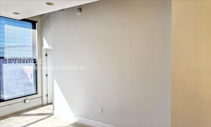 Building Photo - 21 E 6th St