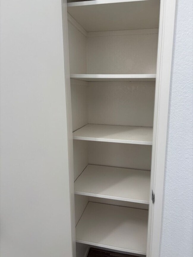 Building Photo - Lovely Pleasanton Townhouse