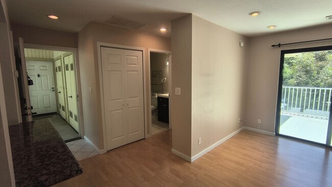 Building Photo - 1BED/1BATH Condo Located in a Quiet Area of Downtown Concord, Ca!!