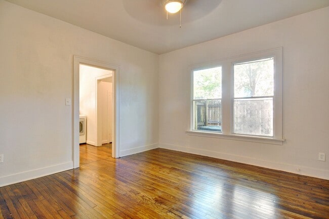 Building Photo - Near Southside Downstairs Duplex