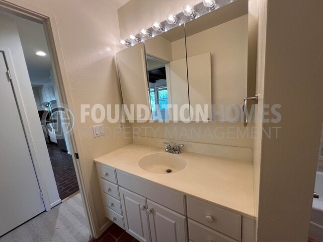 Building Photo - Picturesque 1BR/1BA Ross Cottage!  A/C! De...