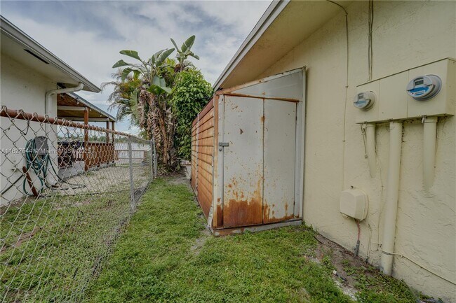 Building Photo - 2403 SW 58th Manor