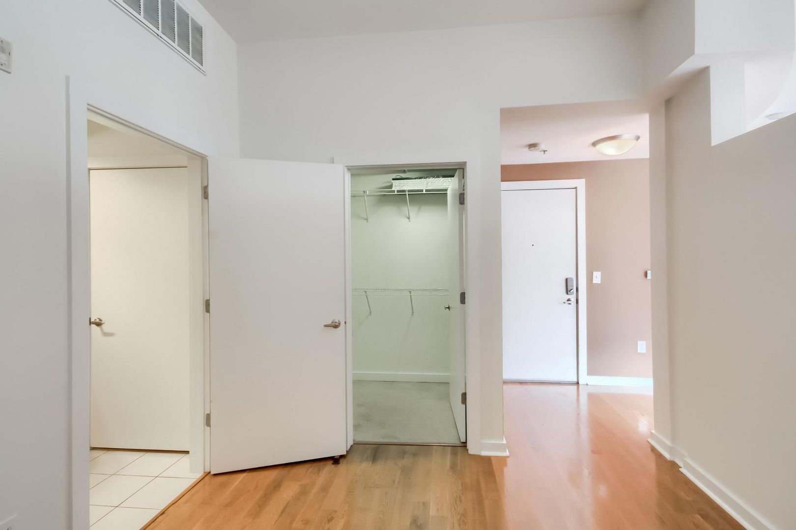 Building Photo - 525 E 6th St