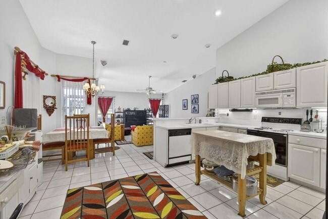 Building Photo - 1940 S Club Dr