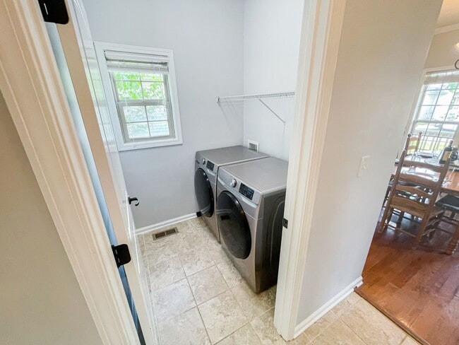 Building Photo - Beautiful 4 bedroom Near Post!