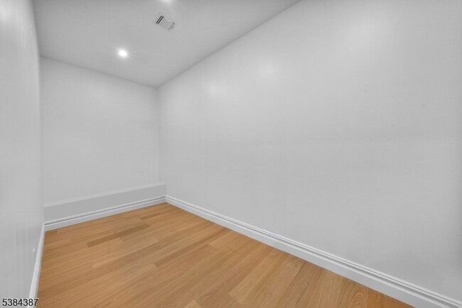 Building Photo - 472 High St