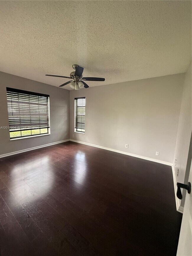 Building Photo - 301 Olivewood Pl