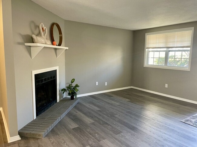 Building Photo - Luxury 2 bed condo, end-unit in a great location.  Updated kitchen and bathrooms and private patio