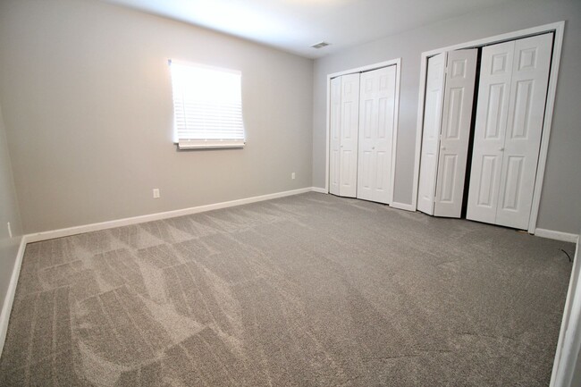Building Photo - 3 bedroom 1 bathroom ranch with fenced bac...