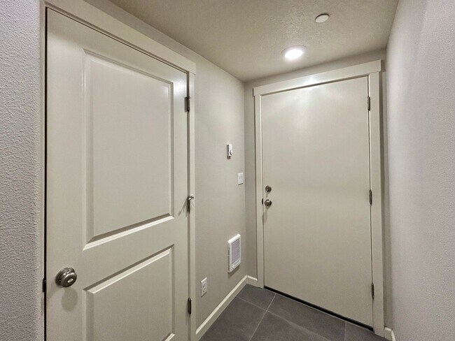 Building Photo - Stunning 2 Bed, 2.5 Bath Craftsman Townhome with Community Amenities!