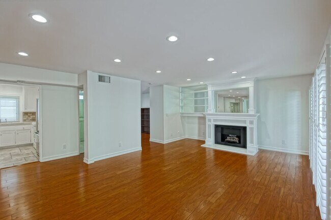 Building Photo - BRIGHT & AIRY, REAR-UNIT TOWNHOUSE W/ SPACIOUS PATIO, BALCONY & HUGE 2-CAR GARAGE IN GATED COMMUN...