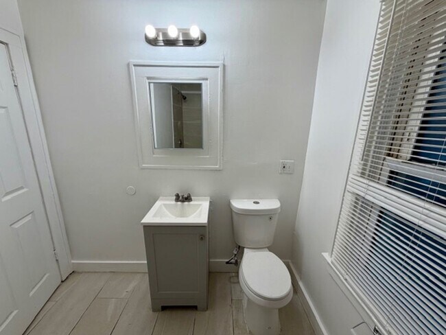 Building Photo - 3 bedroom 1 bath for lease- Section 8 ready call 313-429-3244 KPM Detroit