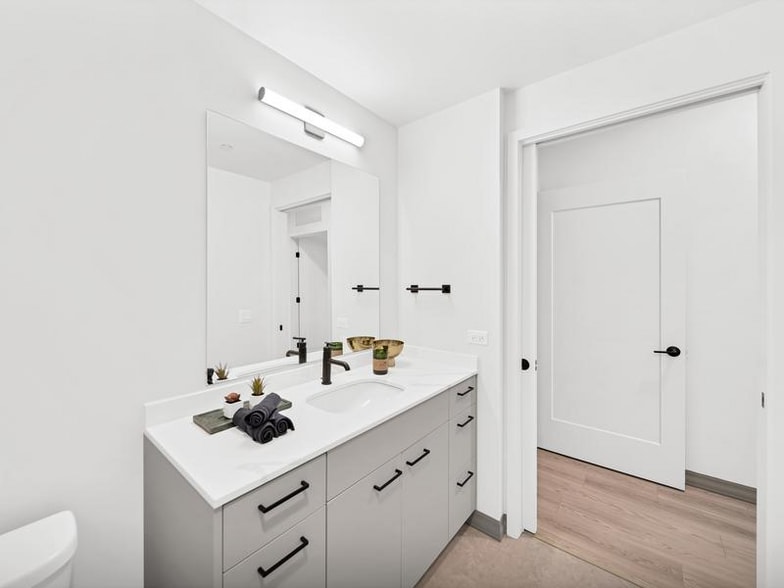 Building Photo - 2118 N Elston Ave