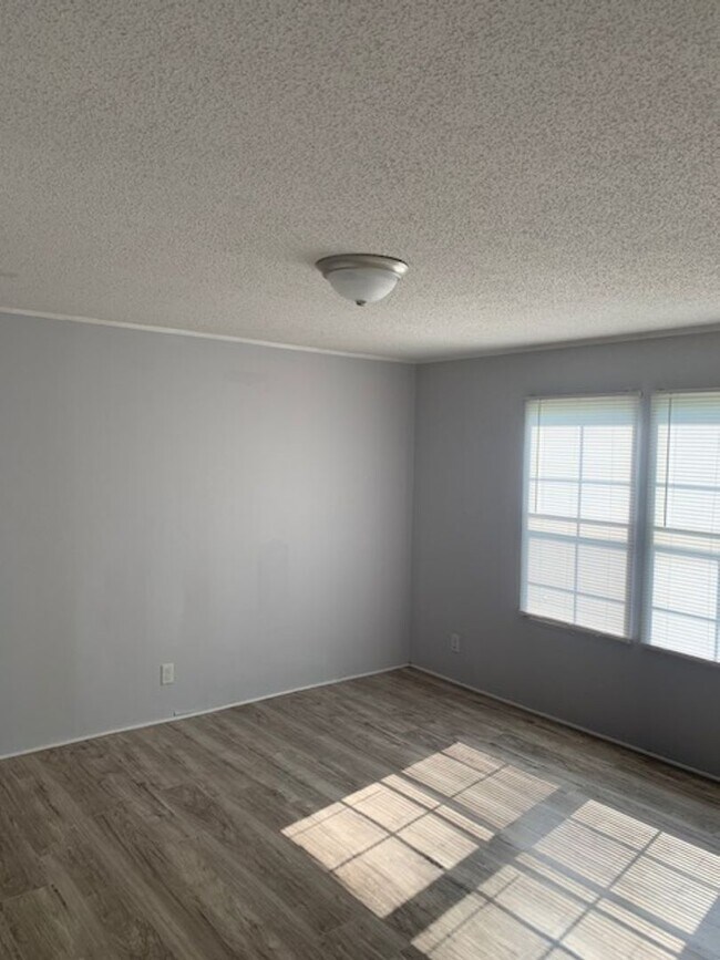 Building Photo - 259 Casual Dr