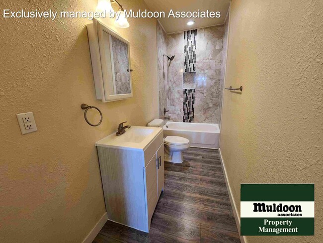 Building Photo - Great 2 bed 1 bath 1 car garage available now!