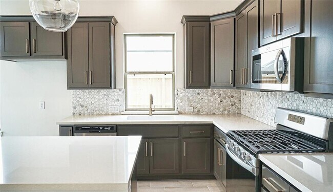 Building Photo - 7102 Grassland Vis Ln