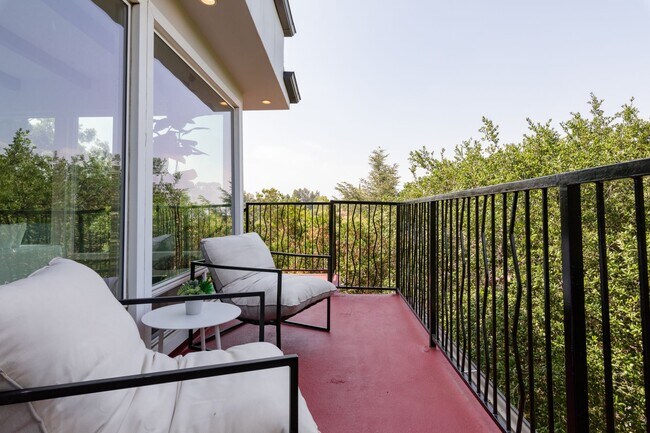 Building Photo - Beautiful Hollywood Hills Home For Lease!