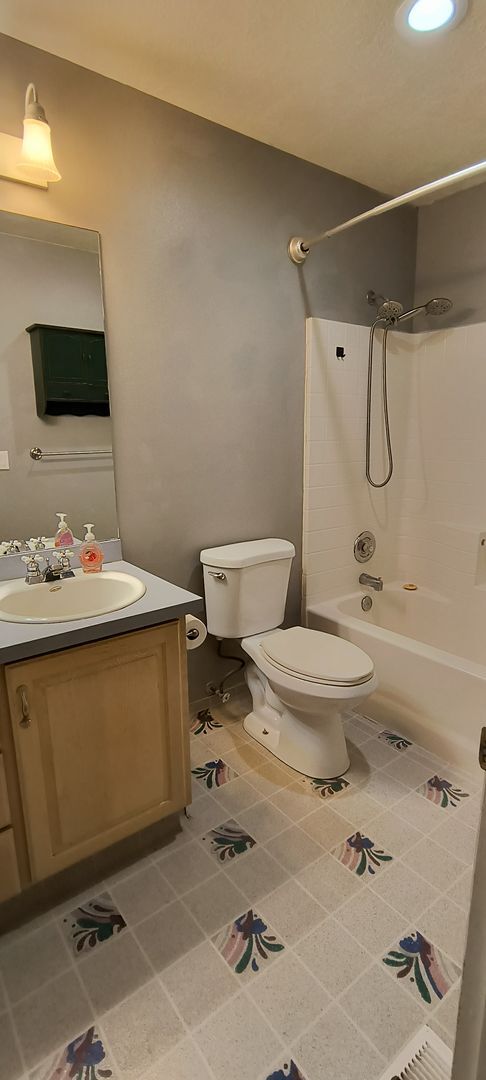 Building Photo - Spacious single family home in a quiet neighborhood