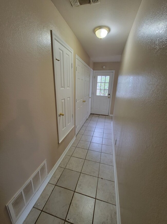 Building Photo - 3-bedroom home!