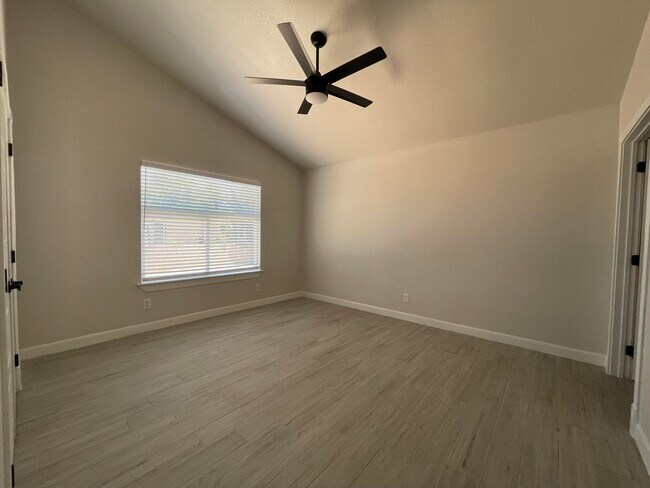 Building Photo - 330 Plantation Dr