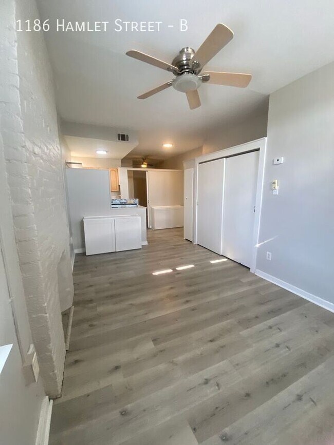 Building Photo - 1186 Hamlet St