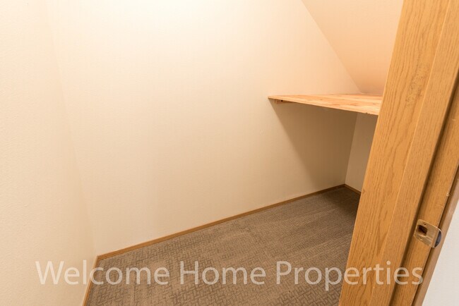 Building Photo - Great 2 bedroom apartment with all-new carpet