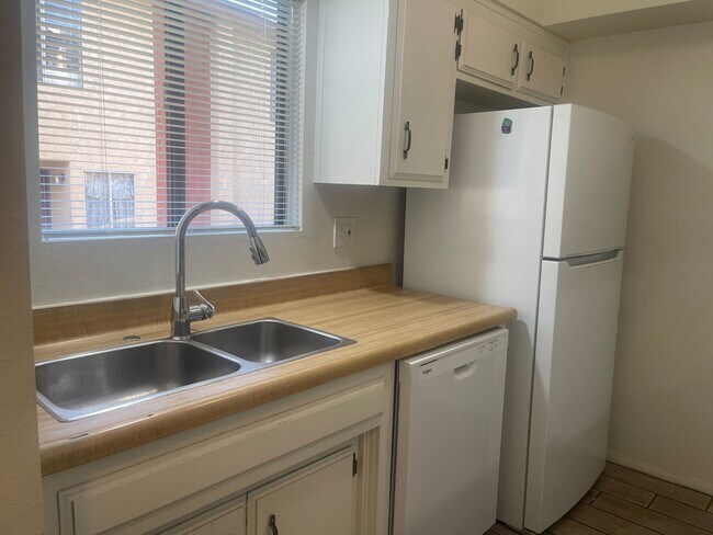 Building Photo - 4504 Tierra Verde St