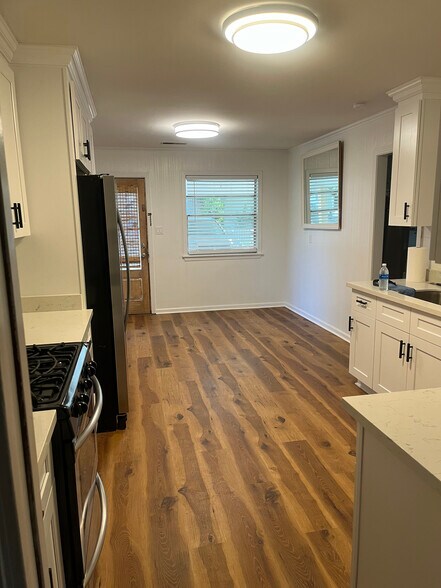 Building Photo - 104 Shady Oaks Dr