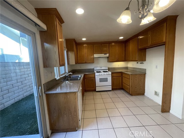Building Photo - 614 Royal Oaks Dr