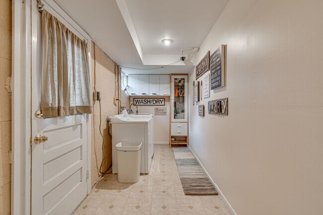 Building Photo - Charming 4 Bed SFH in Alexandria!