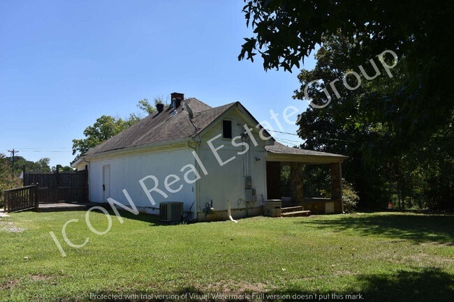 Building Photo - 1/1 home with detached garage