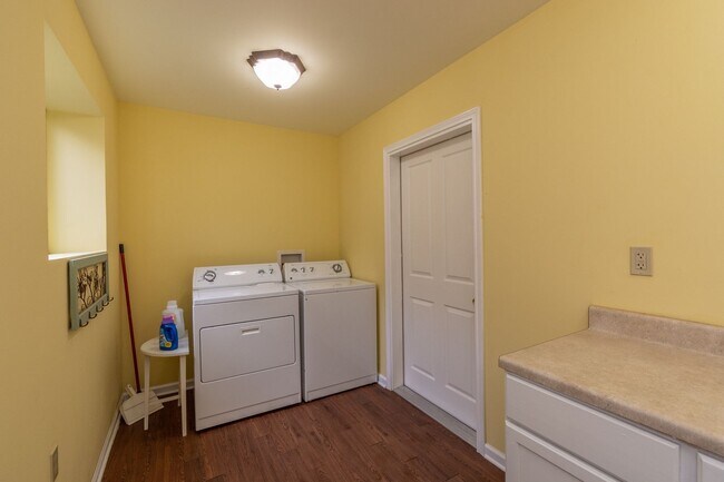 Building Photo - 208 Ella St