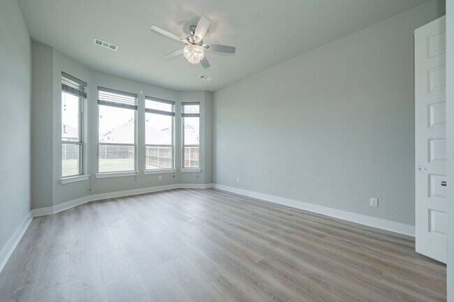 Building Photo - Stunning 4-bedroom, 3-bathroom home locate...