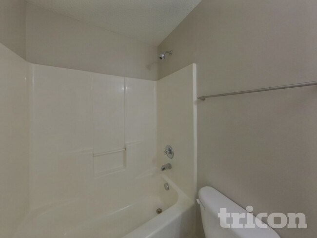 Building Photo - 2000 Taras Trace Dr