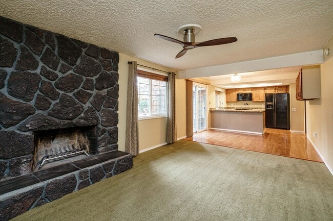 Building Photo - 3 Bedroom 2 Bath Single Level with Fence B...