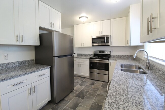 Building Photo - 3 Bedroom 2 Bath Home In Overland Park