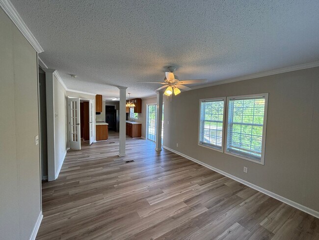 Building Photo - 1642 Oakwood Rd