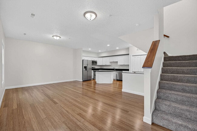 Building Photo - 220 E 37TH St