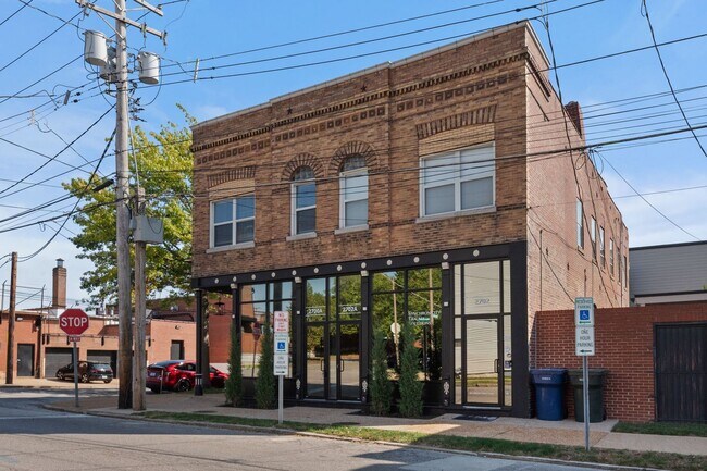 Building Photo - 2700-2702 Macklind