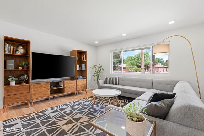 Building Photo - 1021 W Las Palmaritas Dr