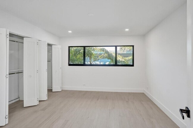 Building Photo - 840 SE 22nd Ave