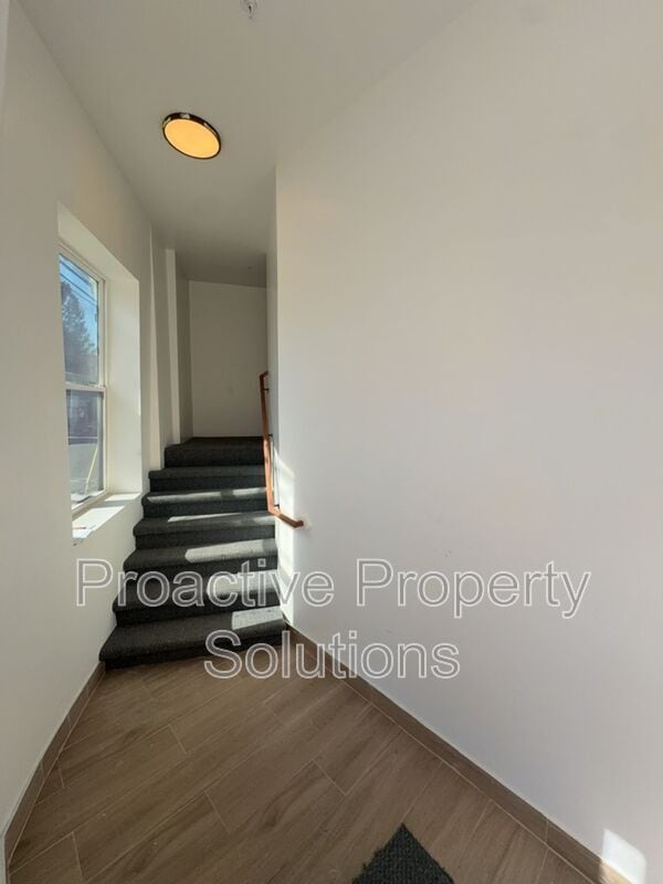 Building Photo - 730 N Main St